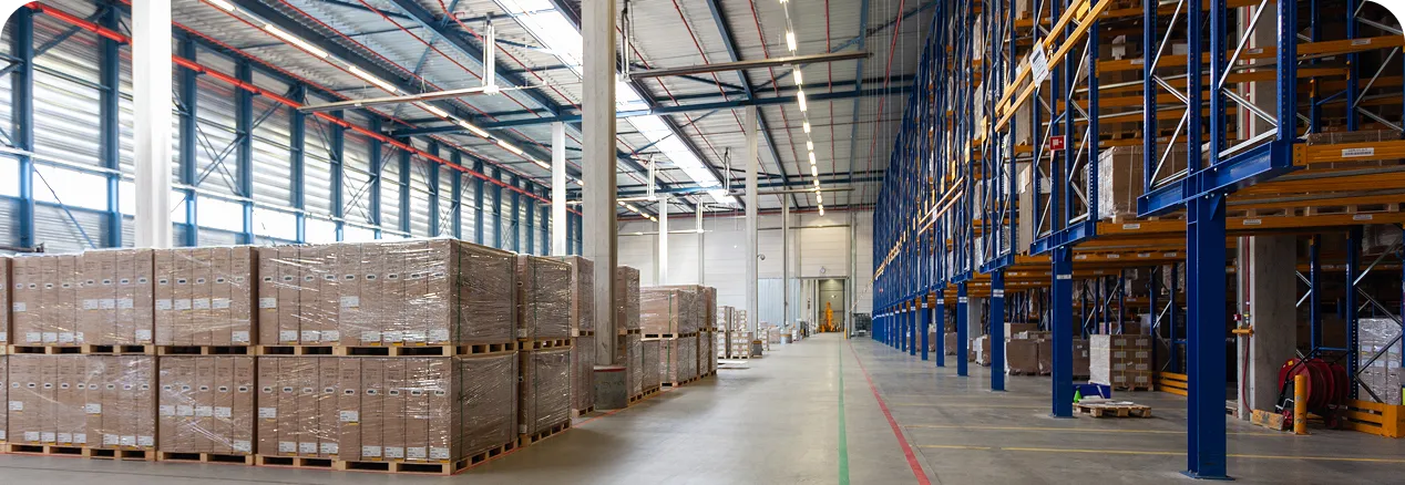 Almacén logístico con estanterías y pallets